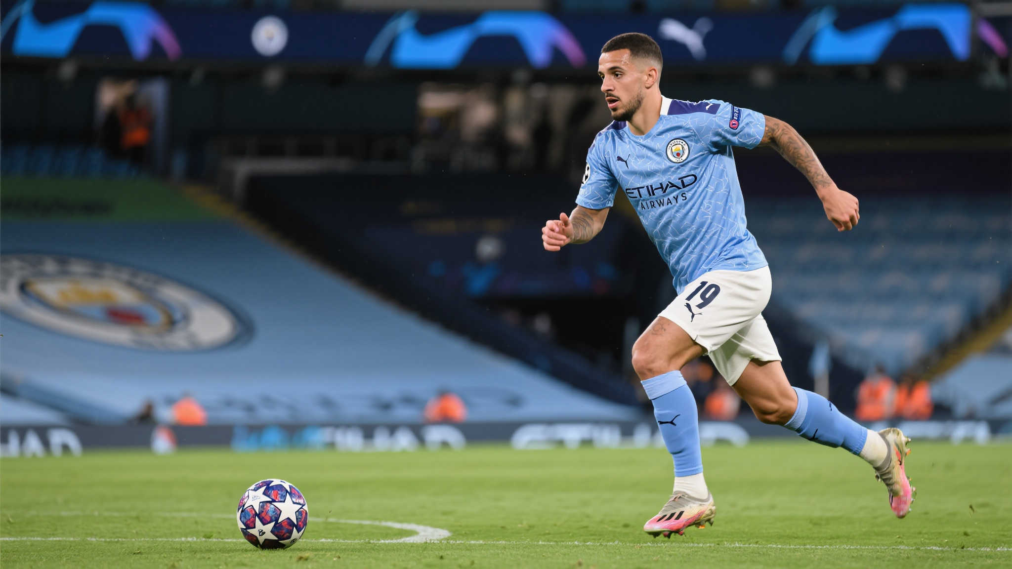 布莱顿开价2000万镑争夺21岁右后卫韦斯利，曼城密切关注